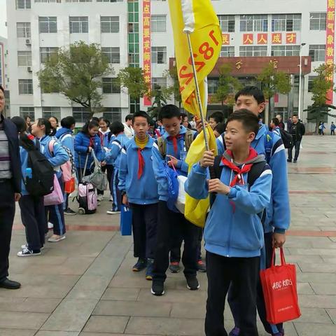 小手拉小手，共享读书乐--江声实验学校1822班学雷锋活动