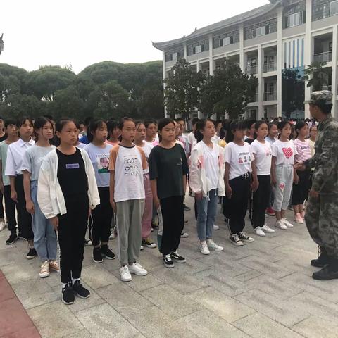 意志的磨练 青春的蜕变——七(5)班军训纪实