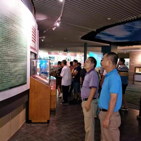 天富公司党总支组织在岗党员参观海南农垦博物馆图片实物展。