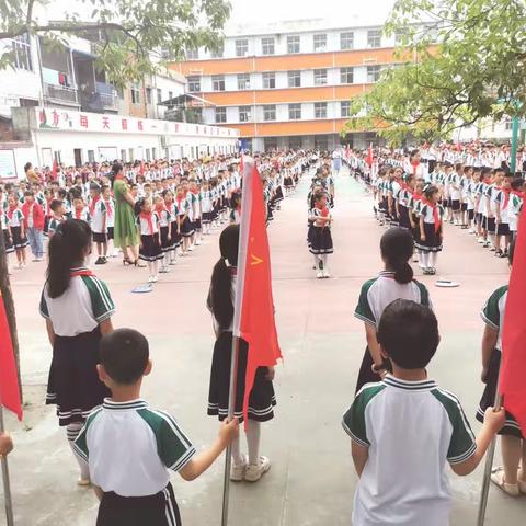 白果小学举行“学习二十大，争做好队员”入队仪式