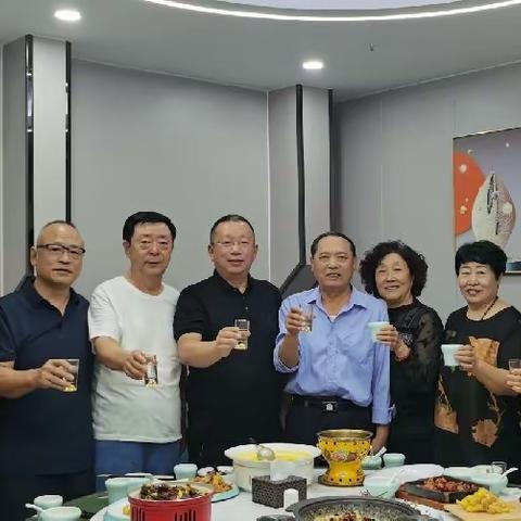 举杯邀月庆中秋 把酒言欢庆华诞