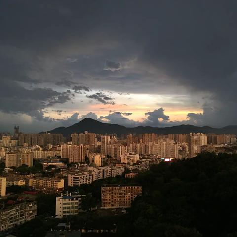 疫情未尽 秋色依然