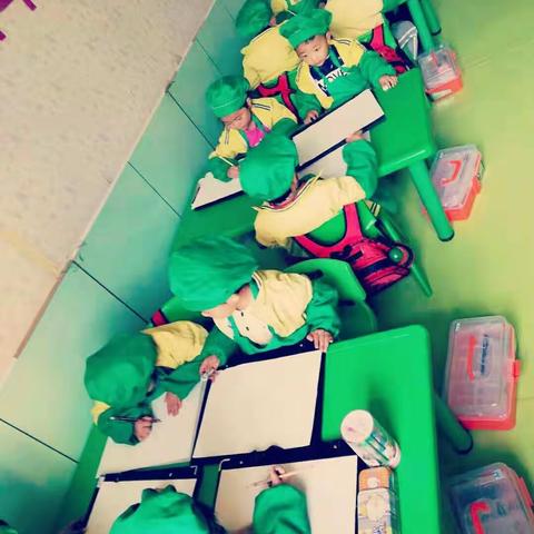 未来之星幼儿园美术班本周作品目标:1.锻炼幼儿运用适当的线条和色彩表现狮子的动作形态及微笑的情绪