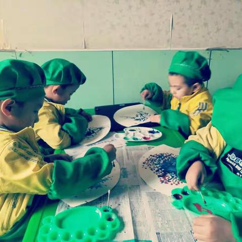 本周作品《吹墨画——梅》    目标:1.引导幼儿掌握吹墨画的定义；吹墨画中点、线的无穷变化，锻炼孩子的表现技能。