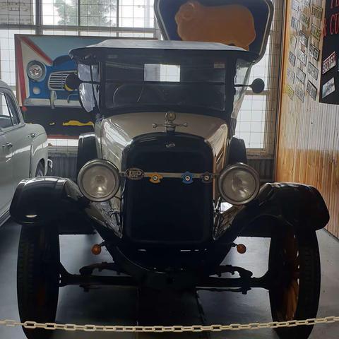 其实在这里，经常在路上看到这些依然还在工作的老爷车。它们是最珍贵和精致的!