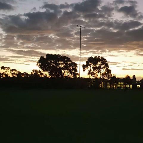 天空总是在每一分每一秒的变化着。如此美景，也是澳洲最常见的一种景色。😊