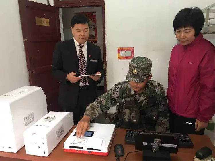 琅琊支行营业部深入部队为新兵启用银行卡