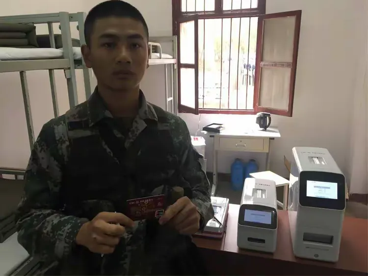 琅琊支行营业部深入部队为新兵启用银行卡