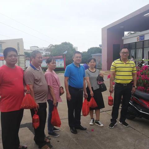 澄迈县热作局   开展“扶贫日”系列活动