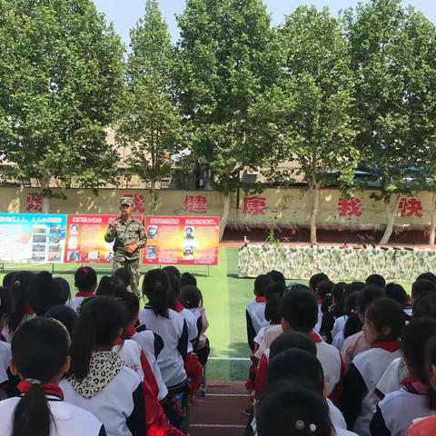 国防知识进校园     师生共筑强国梦