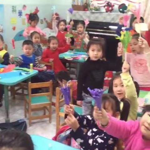 2017年3月7日 我们亲手为妈妈做礼物 🌷🌷🌷因为3月8日是妇女节 是最亲爱的妈妈的节日！