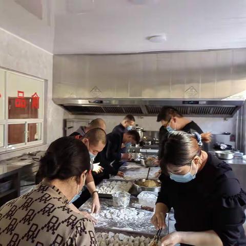 “立冬齐动手，饺子暖人心” ——围场公司组织开展包饺子主题活动
