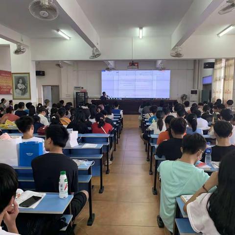 仁化县第一中学召开高考志愿填报指导和高三毕业生假期安全教育再强化会议