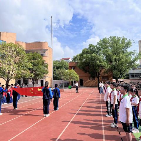 站东小学2022年“喜迎二十大，梦想新启航”秋季开学典礼暨第一周升旗仪式