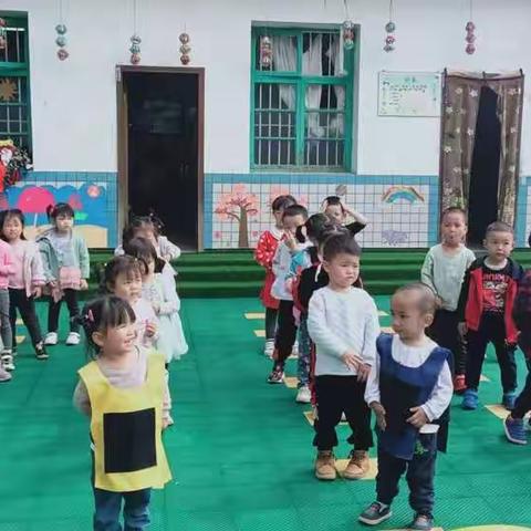 小班健康科学活动《小刺猬背果子》