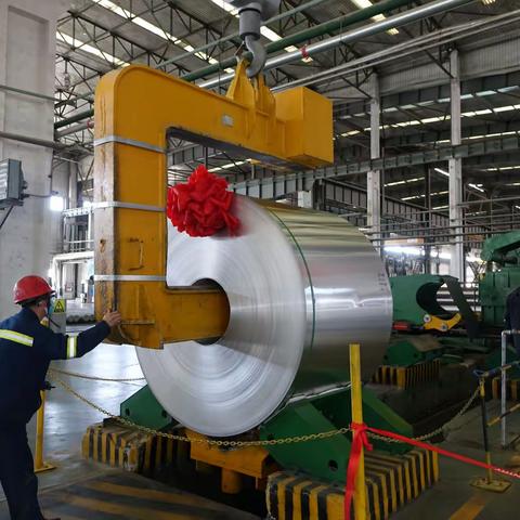 铝合金材料分公司首批单零箔坯料试制成功