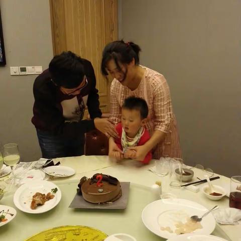 小外孙2岁了，外公外婆送上生日祝福：天真活泼，健康快乐！