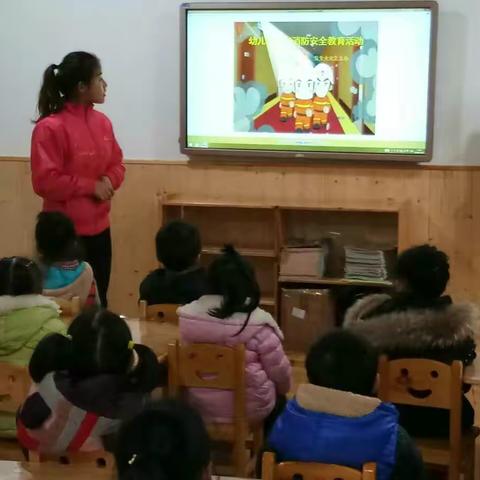 东城馨月幼儿园——消防安全疏散演练。
