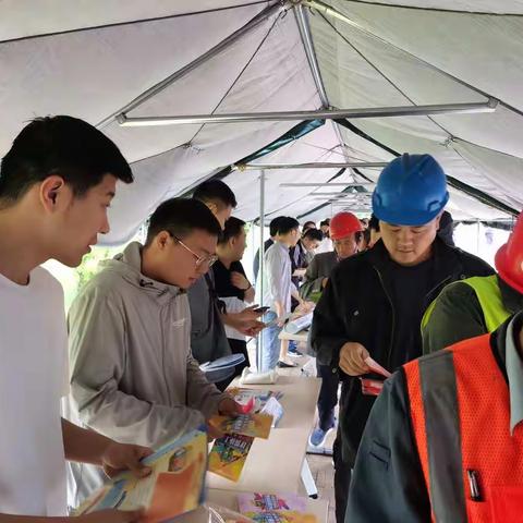 住房和城乡建设局组织辖区参建单位参加“安全宣传咨询日”活动