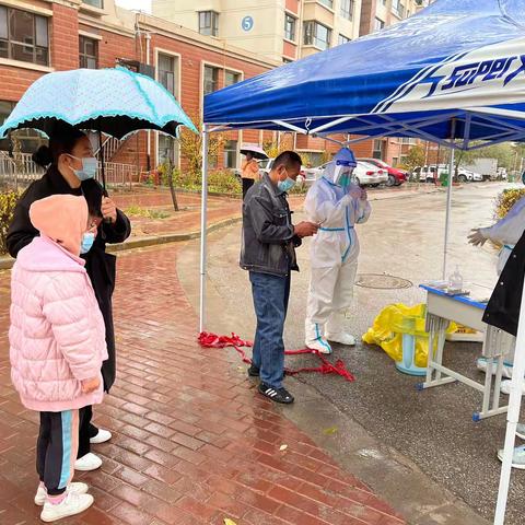 风雨无阻别样情 “疫”不容辞人有爱——高寨街道东庄村C3小区雨中开展全员核酸检测