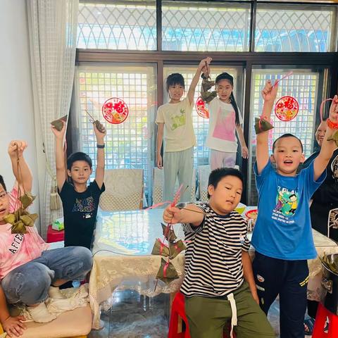 粽香四溢，端午安康！火炬学校三年二班比心小分队端午包粽子活动