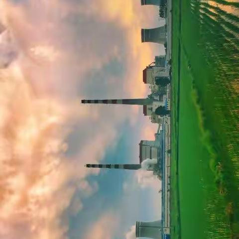 六月十八日，阵雨过后的傍晚，天空上云霞开始升腾聚集起来，拍了文化宫和电厂上空的云及篮球场上孩子们的身影。