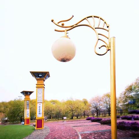 虽是晚秋，淅沥沥的秋雨让新华水上公园的景色更加美丽迷人，走在公园的小路上，呼吸着清新的空气心情格外舒畅。