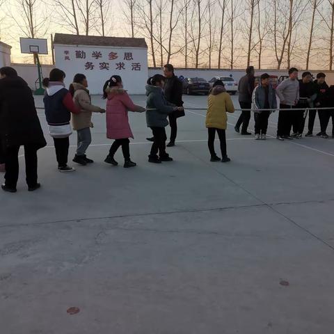 踪平楼小学贯彻新教育迎元旦拔河比赛火热进行中……