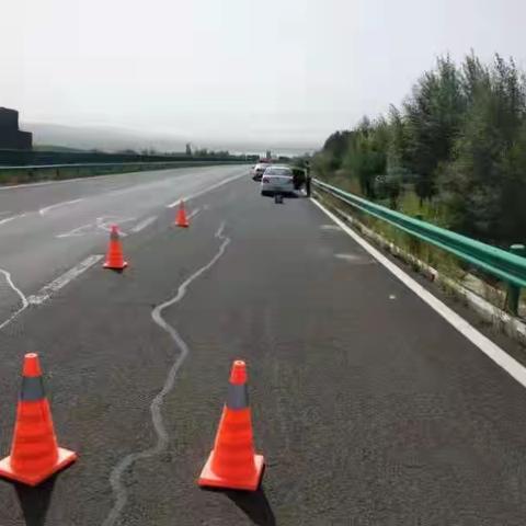 高速公路安全行驶 坚决杜绝随意停车！