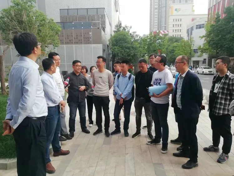 5月13日高新区城市管理局郝耀伟局长、赵冀副局长、绿化部程建武部长检查咖啡街区周边绿化工程完成情况。