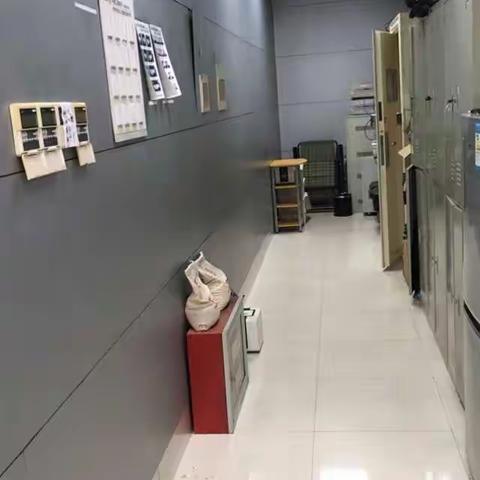 马鞍山湖西中路支行持续深入开展现金区治理，做好四洁两亮工作。