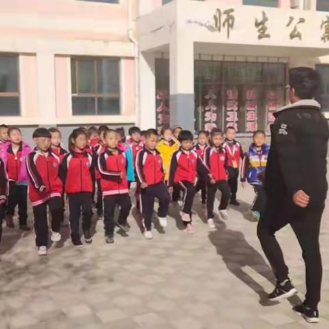 丰乐中心小学--开学课程系列之队列队形及鬼步舞训练