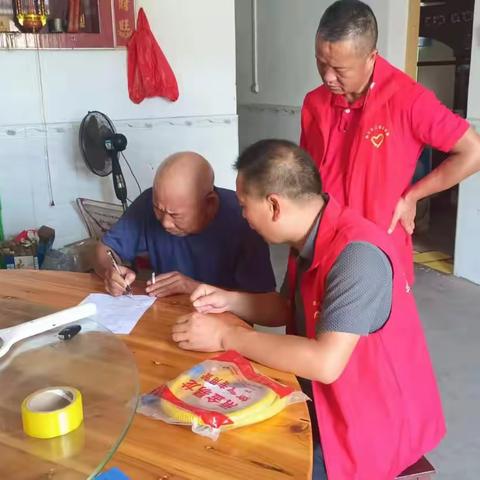 长江村党建引领乡村治理-党员干部开展使用液化气用户安全排查