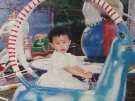 女儿，你长着一对翅膀，坚韧的地飞吧，不要为风雨所折服；诚挚地飞，不要为香甜的蜜汁所陶醉。朝着明确的目