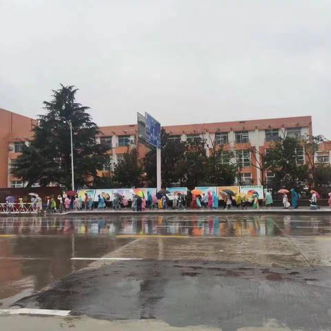 “雨中温情，和谐校园”—【诗慧·江山】老师家长雨中护送学生有序进校