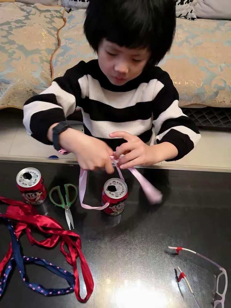 乡贤街小学一四班牛琳然制作易拉罐高跷