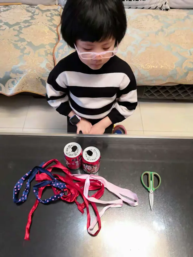 乡贤街小学一四班牛琳然制作易拉罐高跷