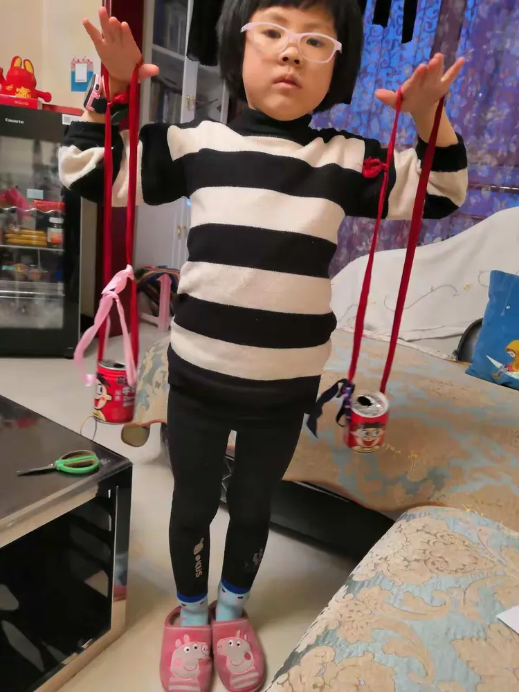 乡贤街小学一四班牛琳然制作易拉罐高跷