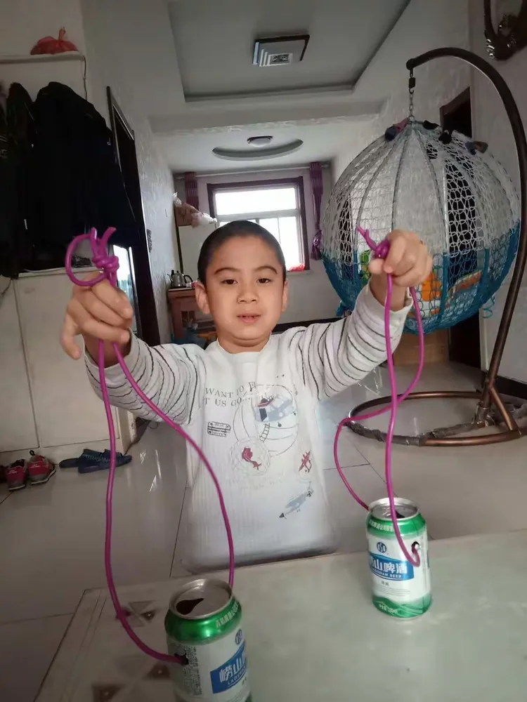 乡贤街小学一四班康宇轩制作易拉罐高跷