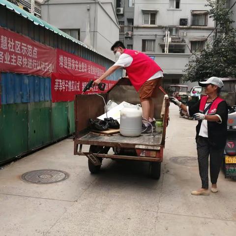 双龙社区开展夏季灭蟑活动