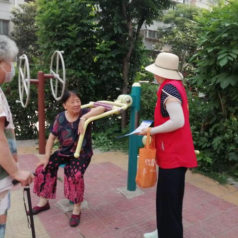 双龙社区开展垃圾分类入户宣传活动