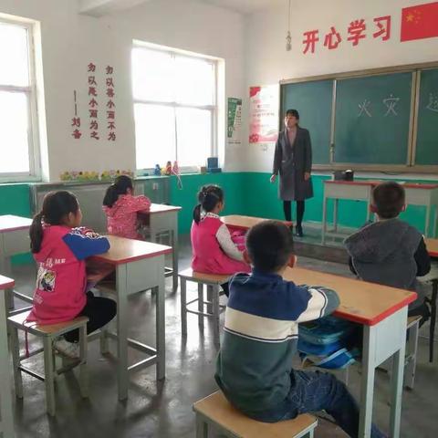 向消防英雄致敬：               孟董庄完全小学火灾逃生演练