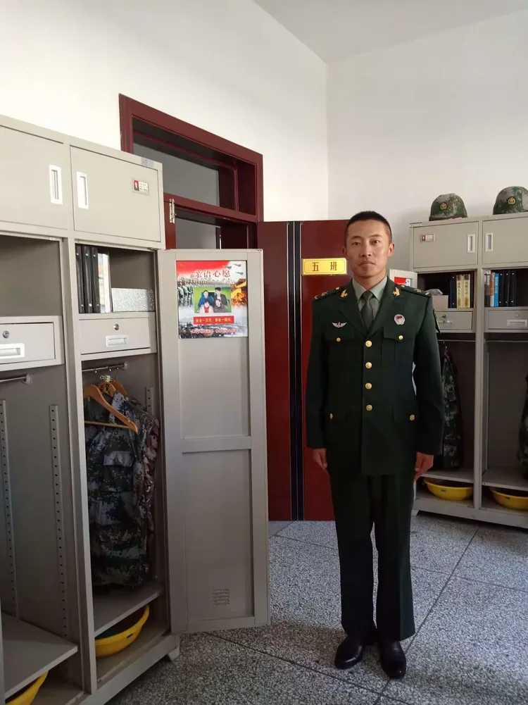 "军地携手共建,军民鱼水情深"