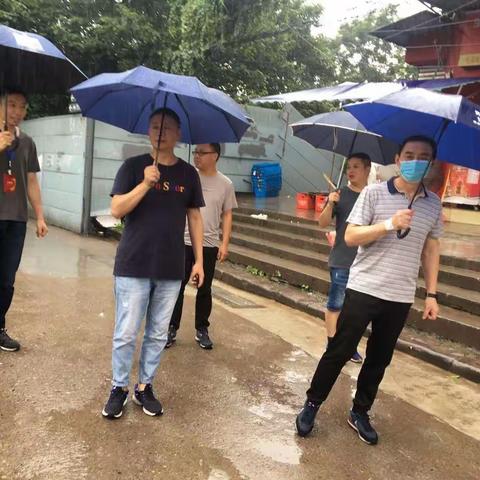暴雨无情社区强巡逻促平安