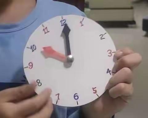 清苑二小一年级二班———认识钟表，制作钟表