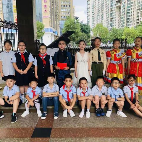 金秋十月香满园      五小少年展风姿——四年（1）班校园微舞台小汇演