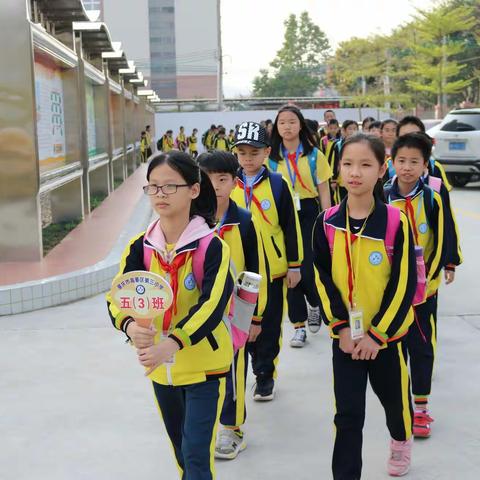 有序排队放学，建设平安校园