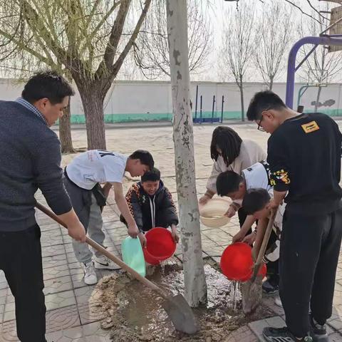 我给小树浇浇水，小树同我共成长—南北堤小学开展植树节护绿劳动实践活动
