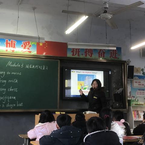 齐心协力共奋进，听课评课促成长--鸣皋镇中心小学英语听评课活动