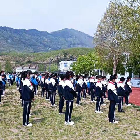 《勤打扫重保持，养成良好卫生习惯》泰安第十六中学主题升旗仪式